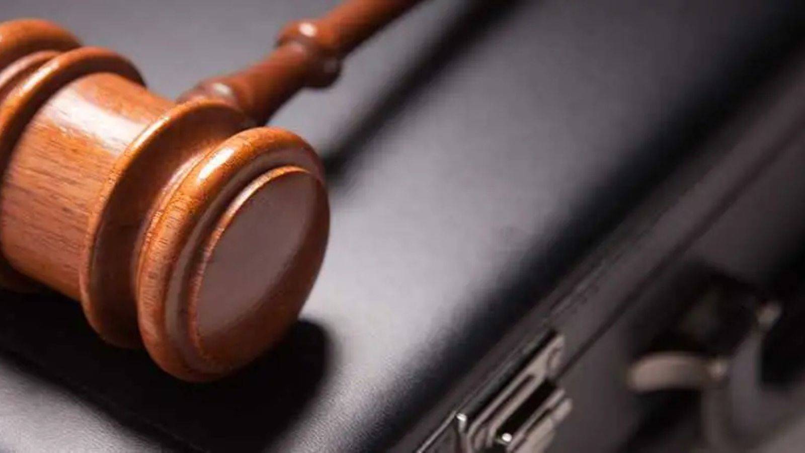 Judge gavel on legal books representing UK visa conditions written notification 2025 requirements and court decisions in Anwar v SSHD case law on Immigration Act 1971 compliance