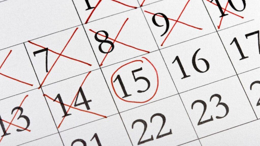 Calendar showing 14 crossed out dates followed by circled day 15 representing the 14-day grace period before paragraph 39e immigration rules 2025 overstaying penalties apply