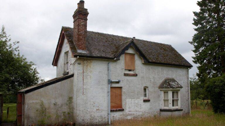 Traditional UK cottage showing signs of disrepair representing uninhabitable property SDLT UK 2025 refund claims