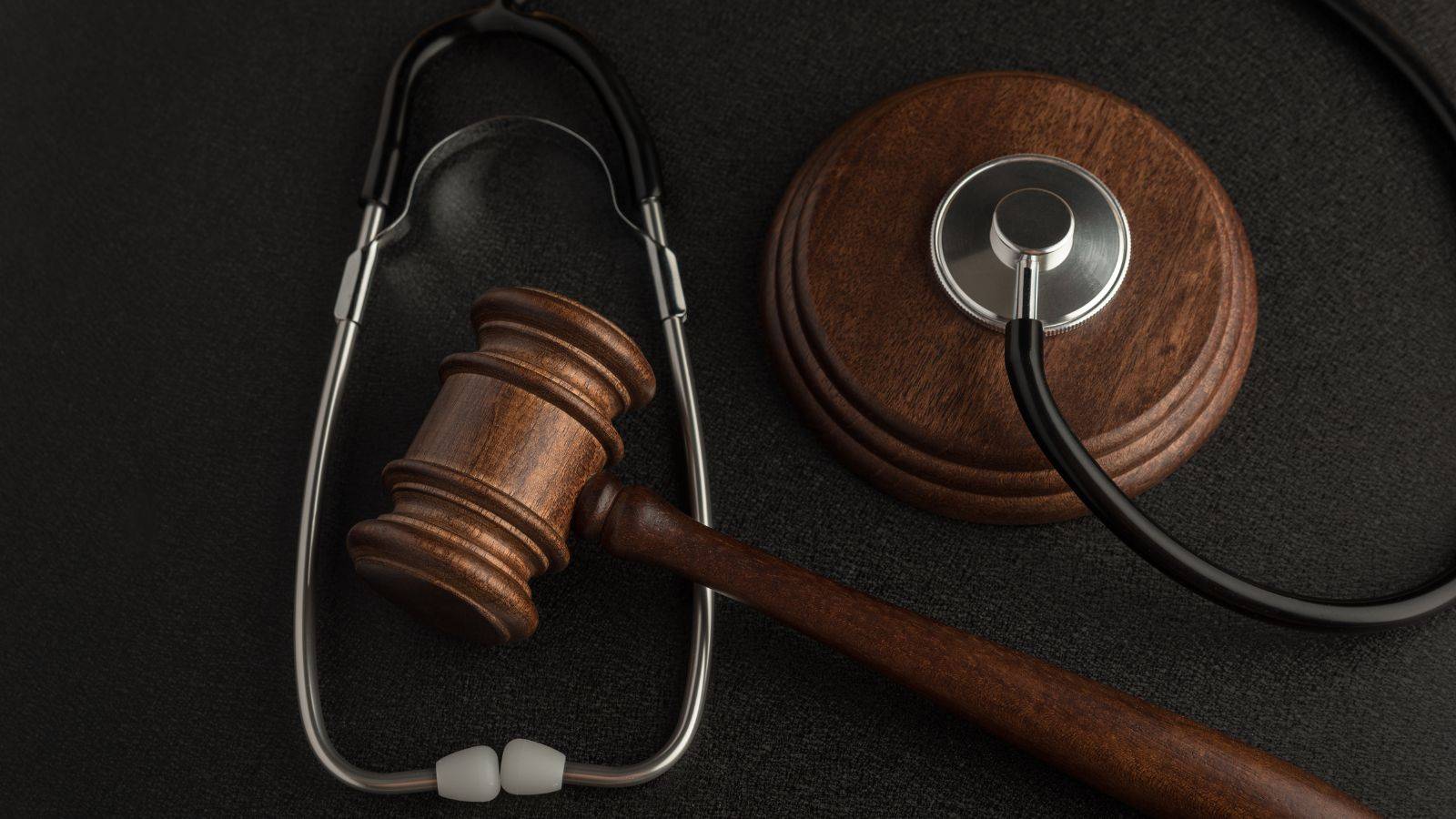 Stethoscope and gavel symbolising medical negligence law