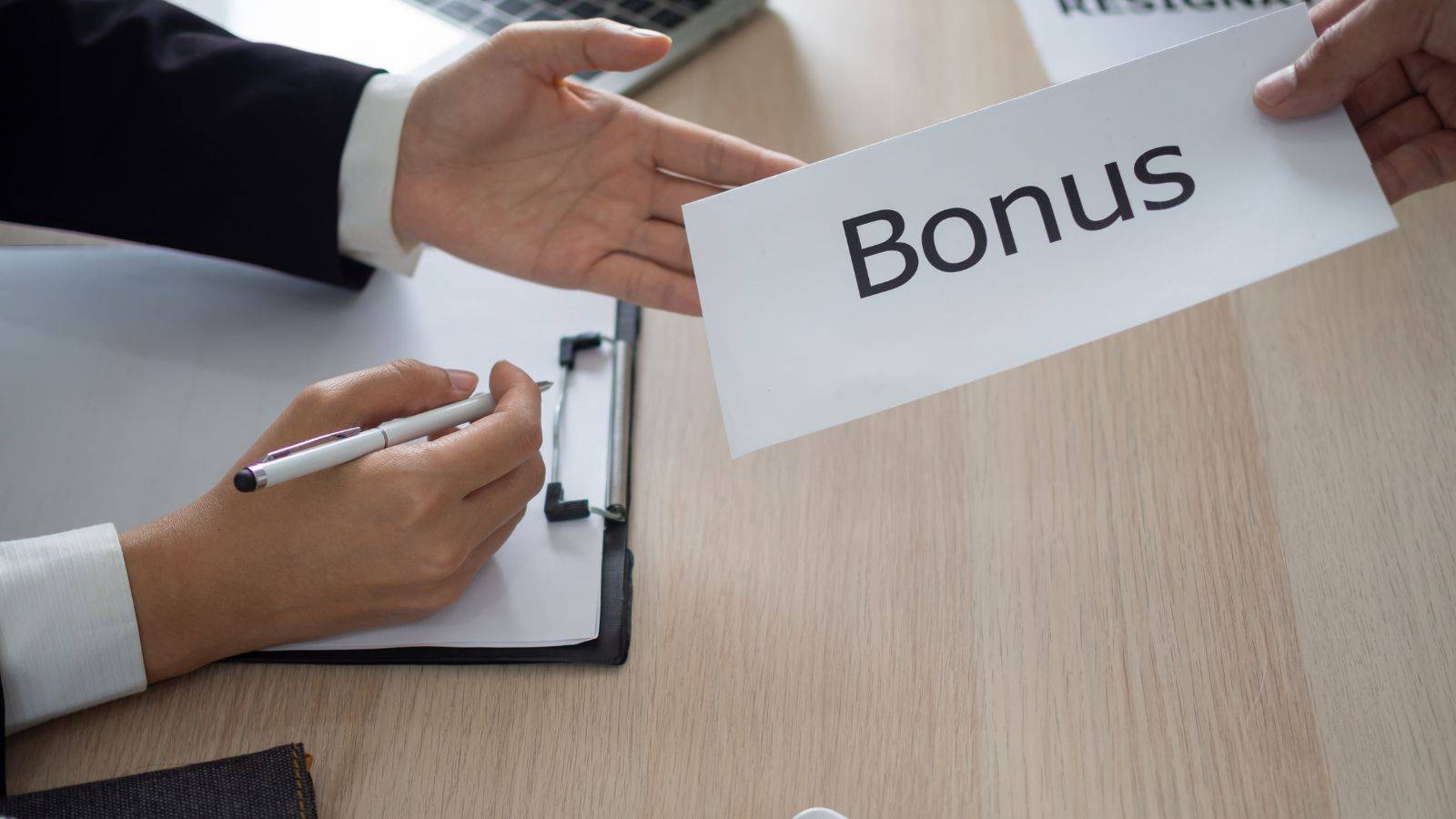 Frustrated employee holding bonus envelope – bonus dispute solicitors UK 2025