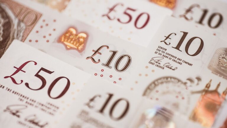 UK visa fees 2025 in GBP – £50, £10, and £20 banknotes