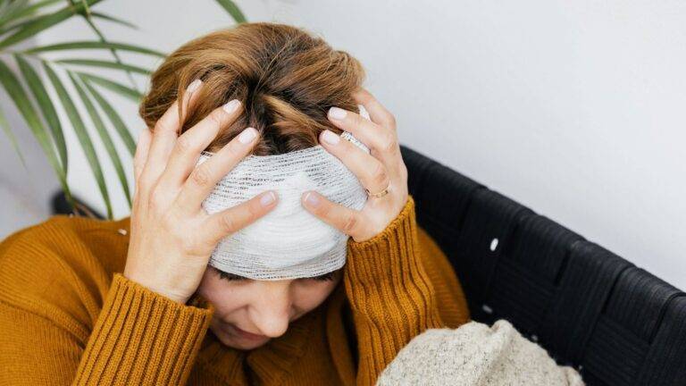 Person with bandaged head experiencing pain showing head injury compensation UK 2026 claim assessment