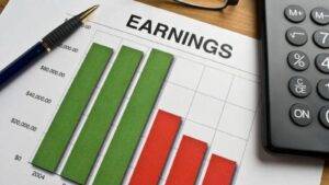 Earnings chart showing declining income from green to red bars with calculator and documentation representing loss of earnings compensation UK 2025 financial claim calculations